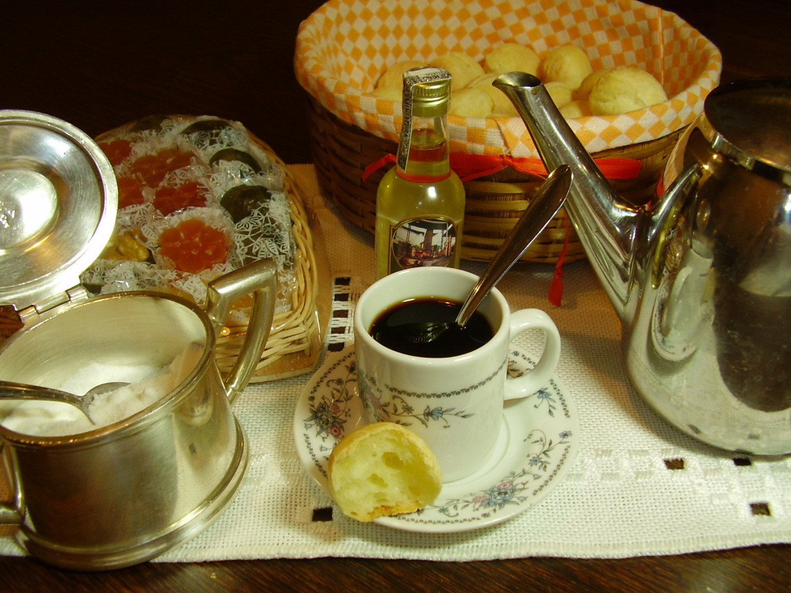 Pão de queijo dourado servido com café