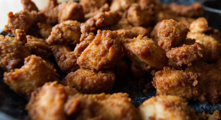 Nuggets de frango caseiros dourados servidos em um prato