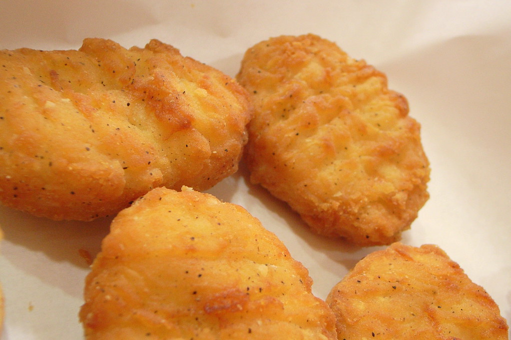 Pedaços de frango empanado crocante prontos para servir