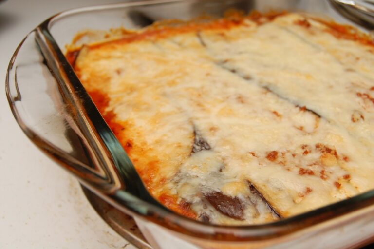 Lasanha de berinjela gratinada servida em refratário