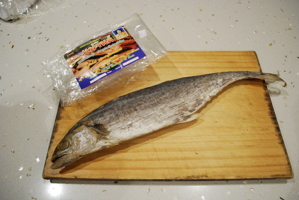 Peixe inteiro fresco com ervas e limão antes do preparo