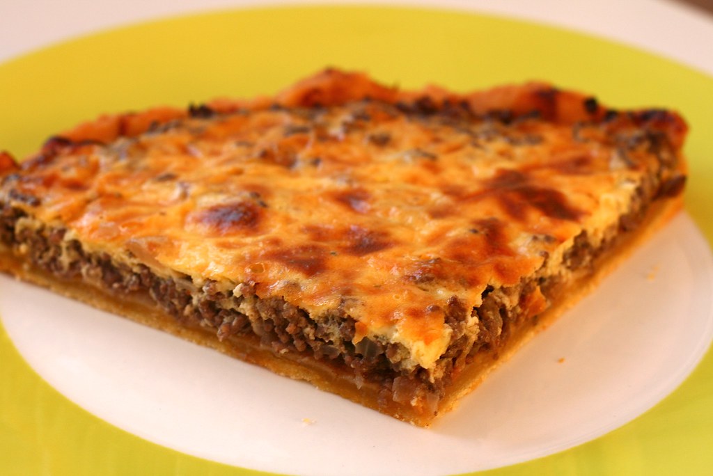 Massa de torta crua forrando uma forma redonda