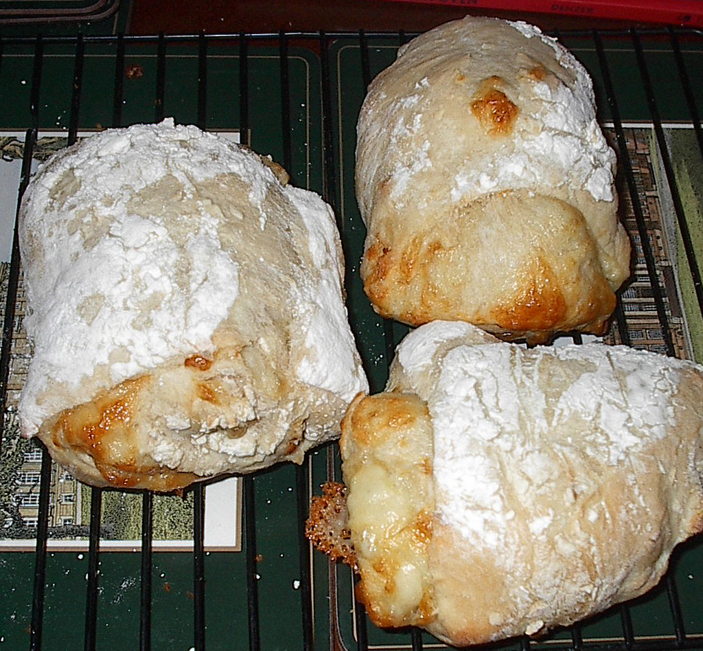 Ervas frescas picadas sobre tábua de madeira