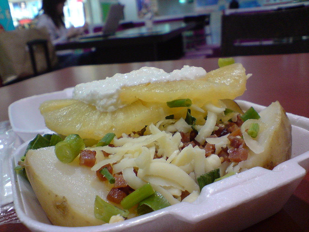 Batata aberta ao meio com a polpa macia e recheio de frango