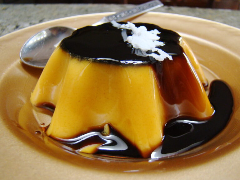 Pudim de leite com calda de caramelo escorrendo em um prato