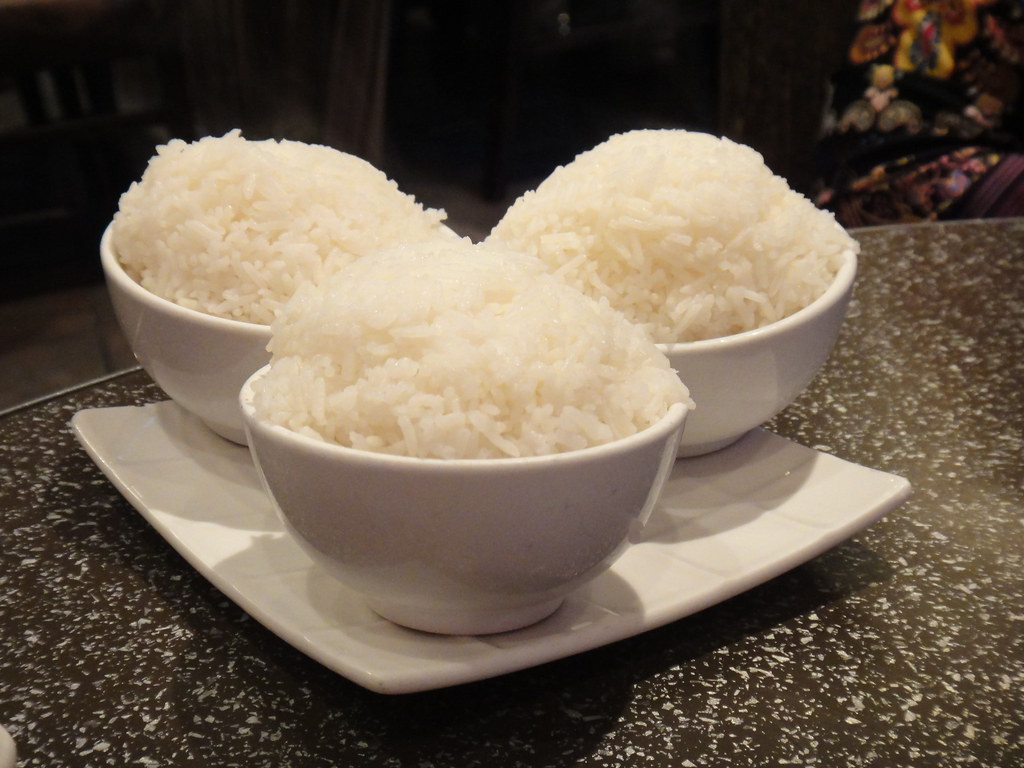 Panela de vidro com arroz branco cozido