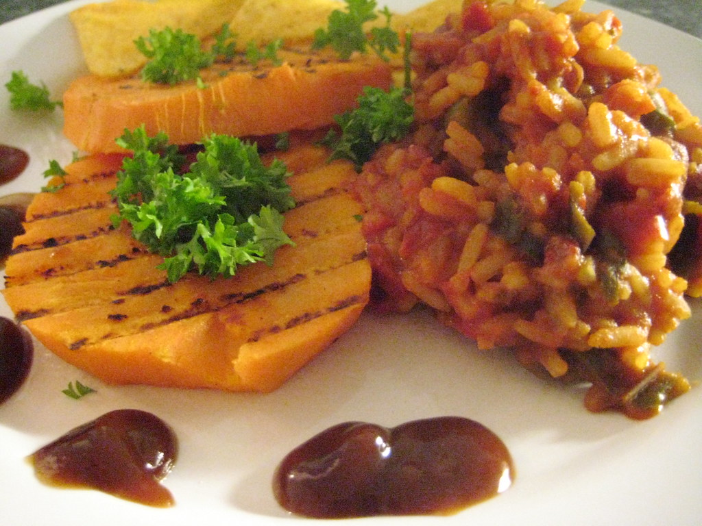 Batata-doce cozida aberta ao meio mostrando a polpa macia