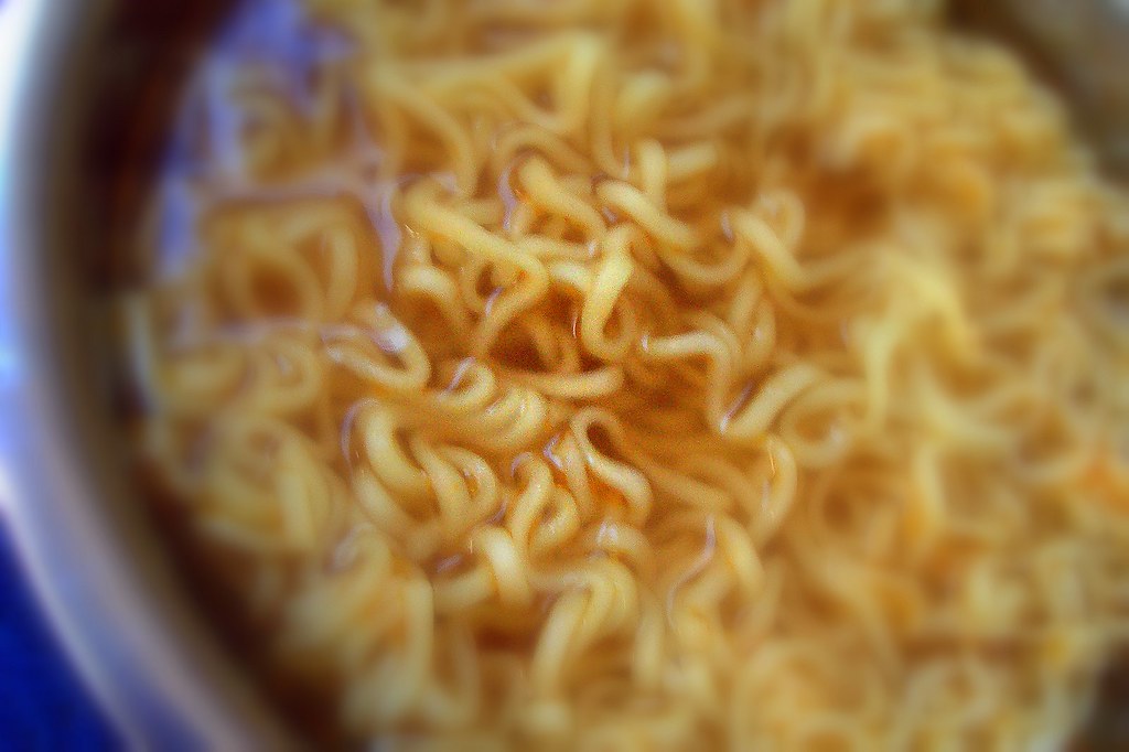 Macarrão estilo ramen com caldo e cebolinha