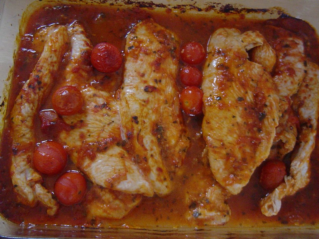 Tomates frescos maduros sobre a mesa