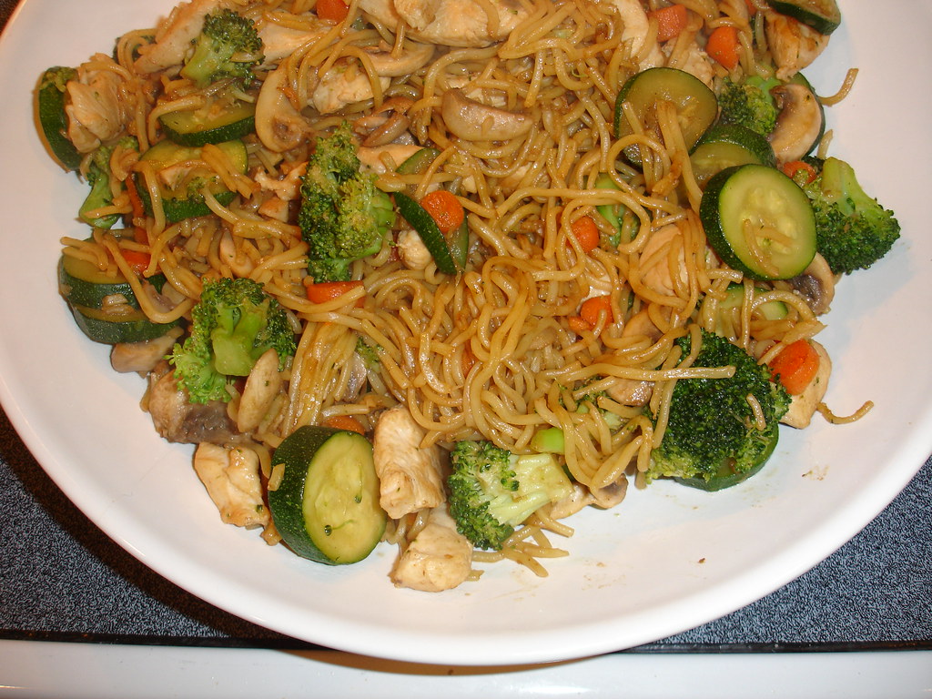 Macarrão de yakisoba envolvido em molho escuro