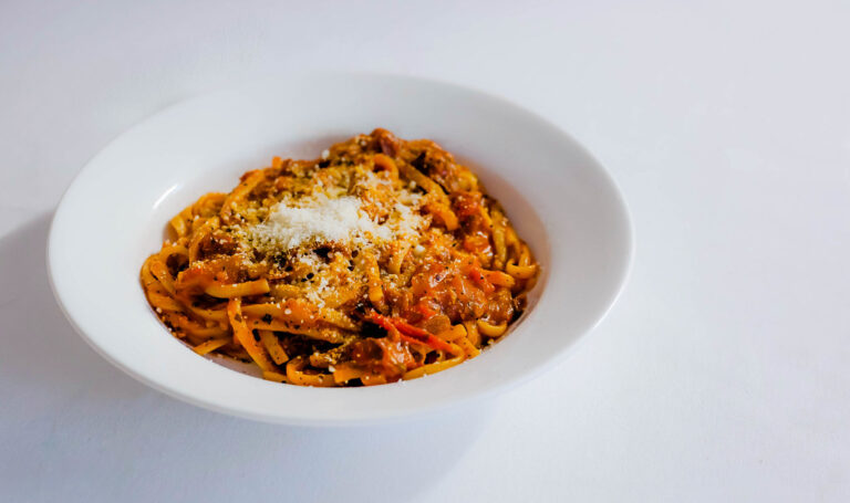 Macarrão de uma panela só com molho de tomate e manjericão