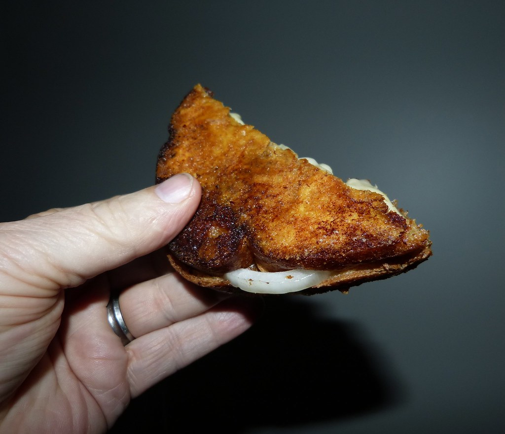 Queijo cheddar em fatias sobre tábua de madeira
