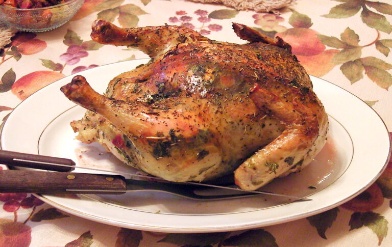Frango inteiro assado com pele dourada