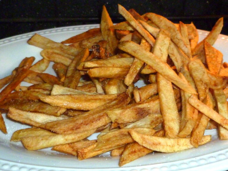 Batatas fritas crocantes douradas dentro do cesto da air fryer