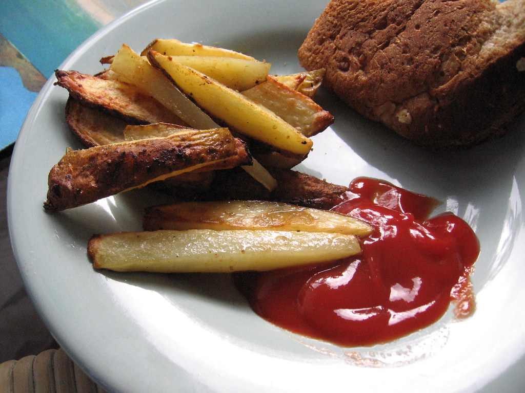 Porção de batata frita caseira temperada com sal em um prato