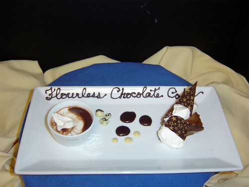 Massa de bolo de chocolate sendo misturada em uma tigela