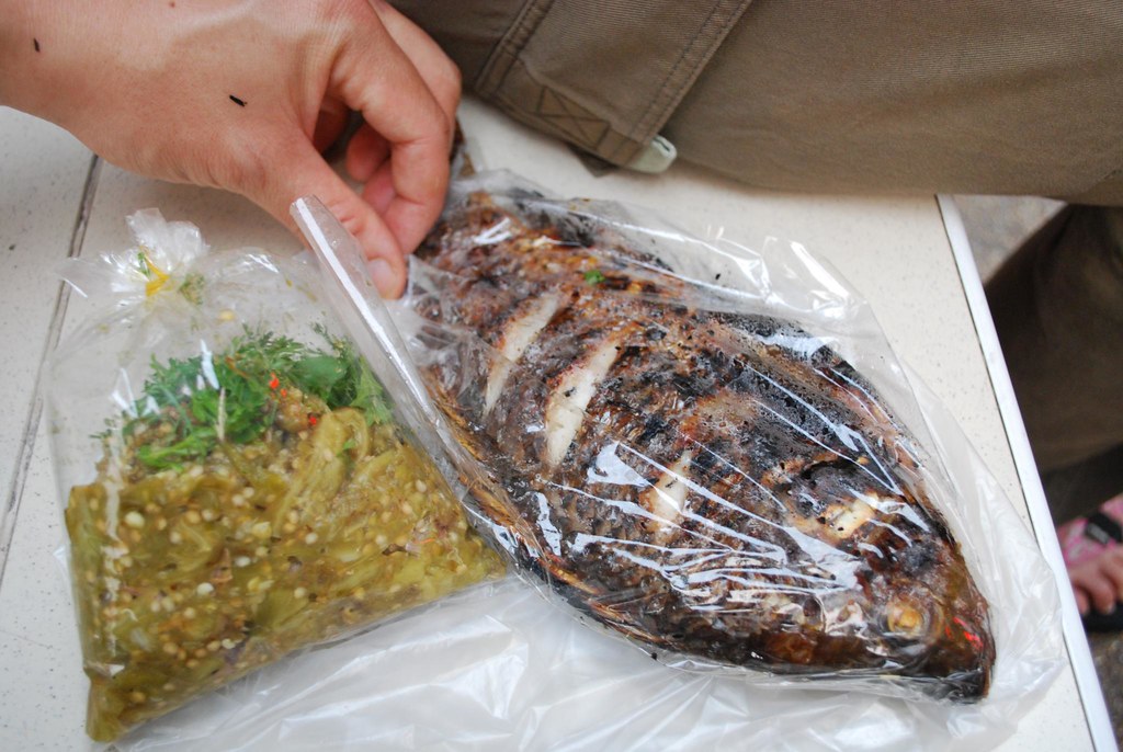 Ervas frescas usadas para a crosta do peixe