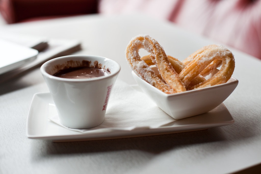 Açúcar e canela misturados para polvilhar os churros