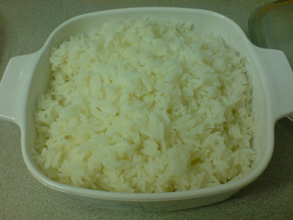 Arroz branco soltinho servido em travessa branca