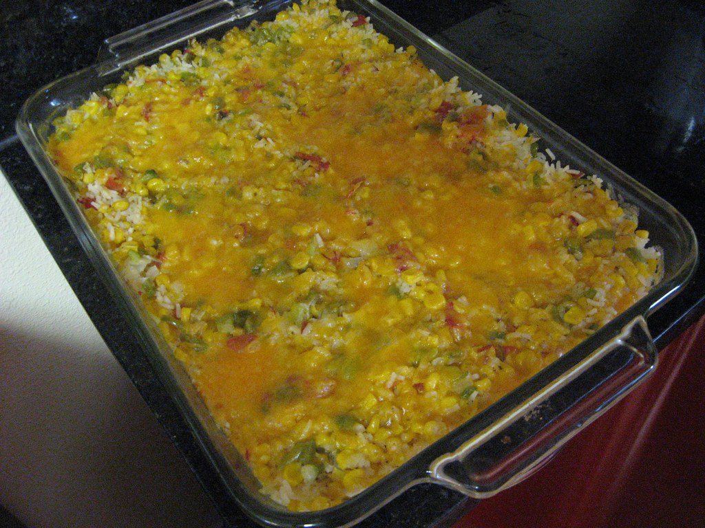 Travessa de arroz de forno coberta com queijo derretido