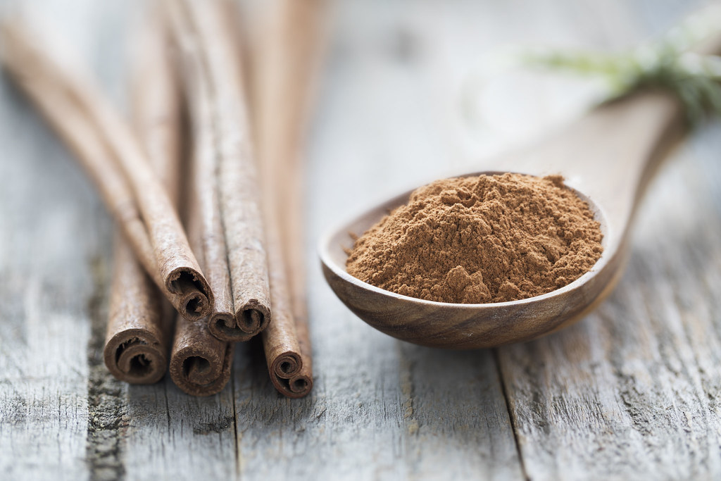 Canela em pó e paus de canela para temperar a banana