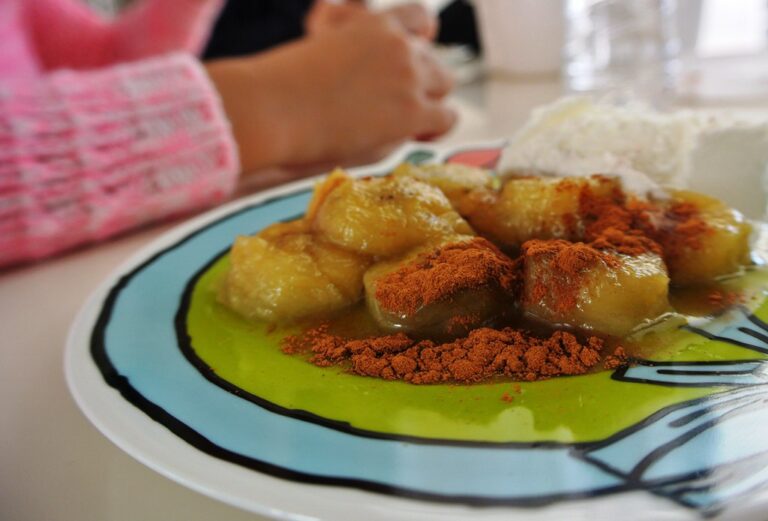 Banana assada caramelizada com mel e canela