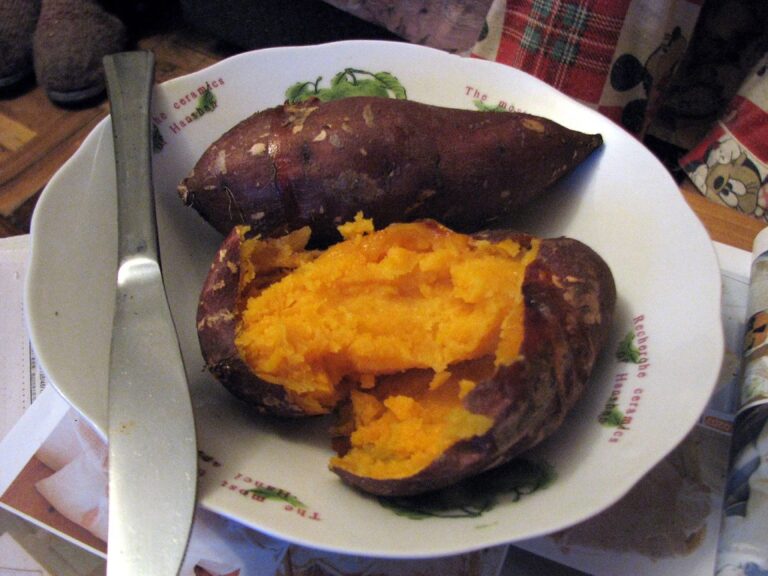 Batata-doce cozida macia partida mostrando polpa laranja