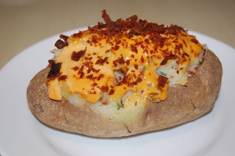 Batata assada recheada com queijo e bacon dourado