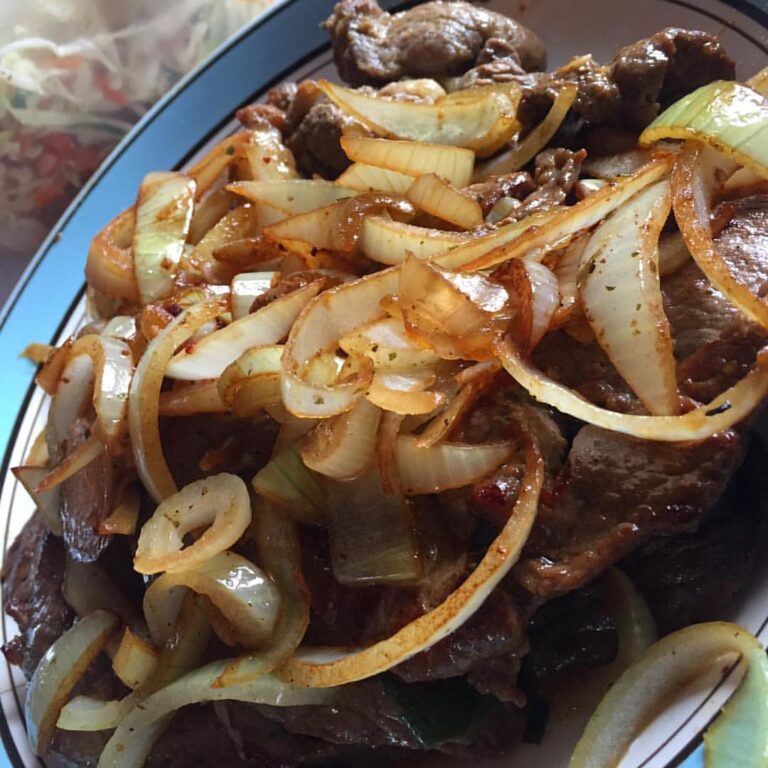 Bife acebolado com cebolas douradas na frigideira