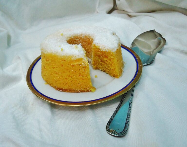 Bolo de milho fofinho com cobertura de coco