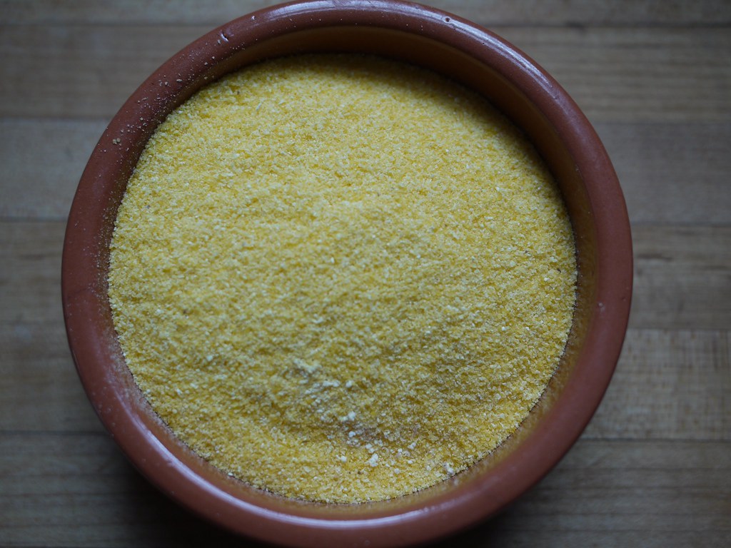 Fubá amarelo em tigela para o bolo de milho