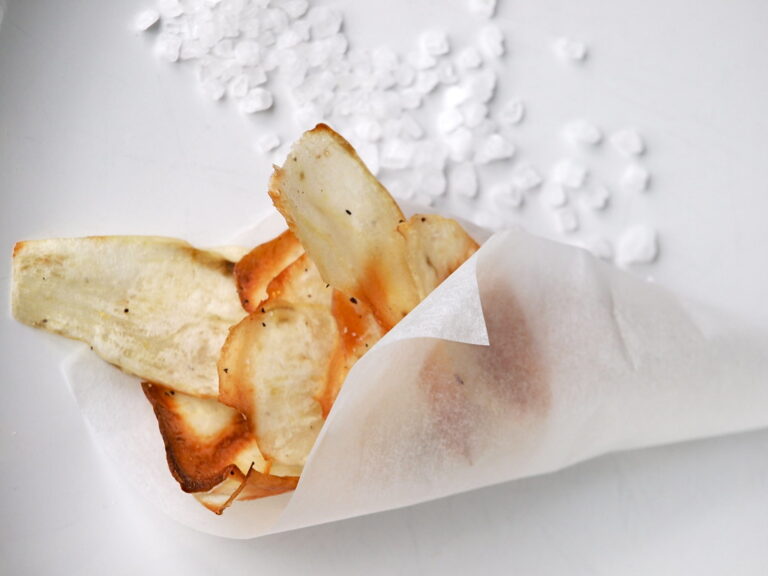 Chips de batata-doce assados crocantes com sal grosso