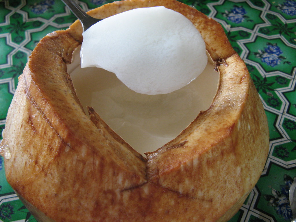 Colher com doce de coco cremoso servido no coco