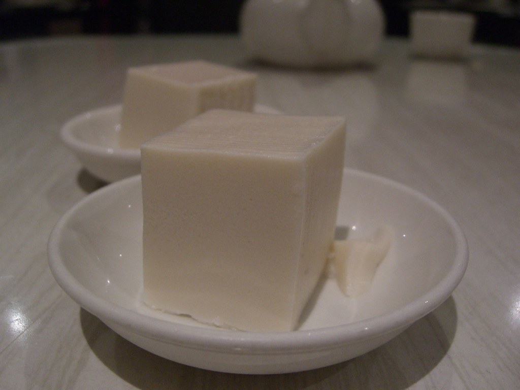 Cubos de doce de coco branco servidos em pratinhos