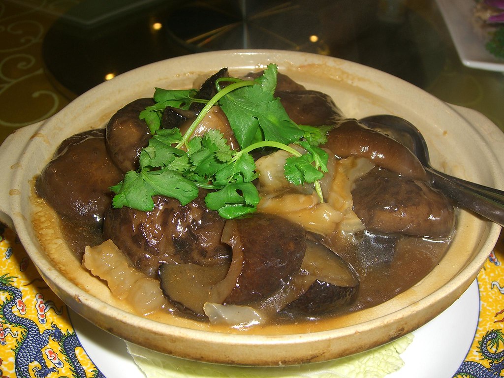 Cogumelos shiitake brilhantes cozidos em molho de shoyu