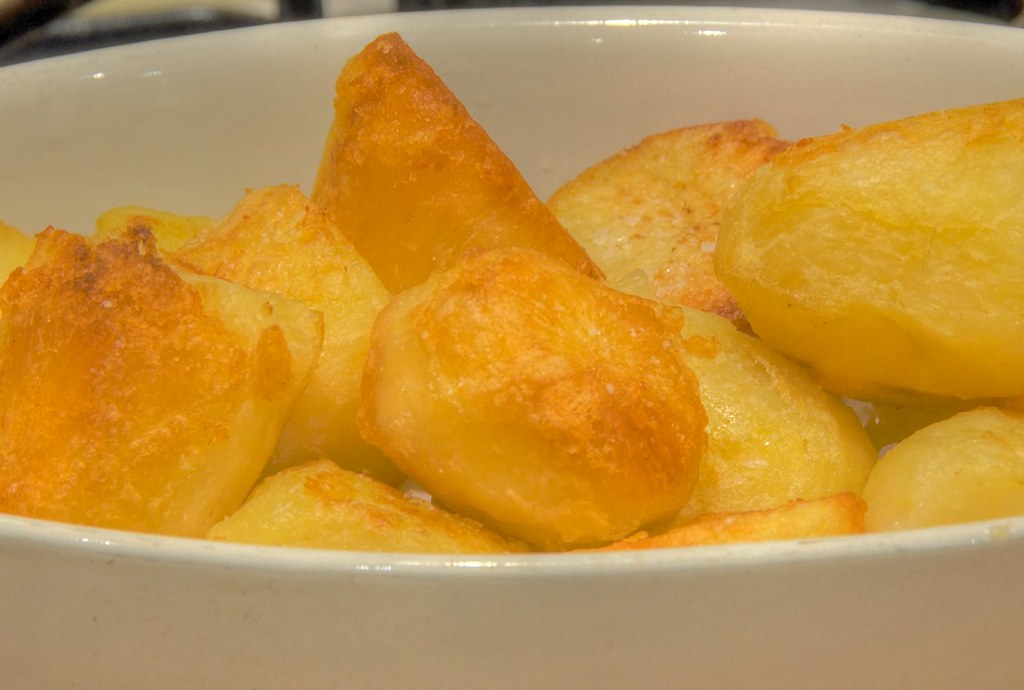 Batatas assadas douradas e crocantes prontas para acompanhar a costelinha