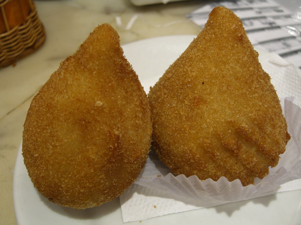 Duas coxinhas douradas e crocantes prontas para servir