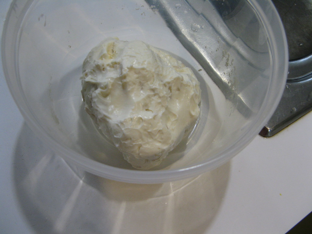 Requeijão cremoso branco em pote pronto para espalhar