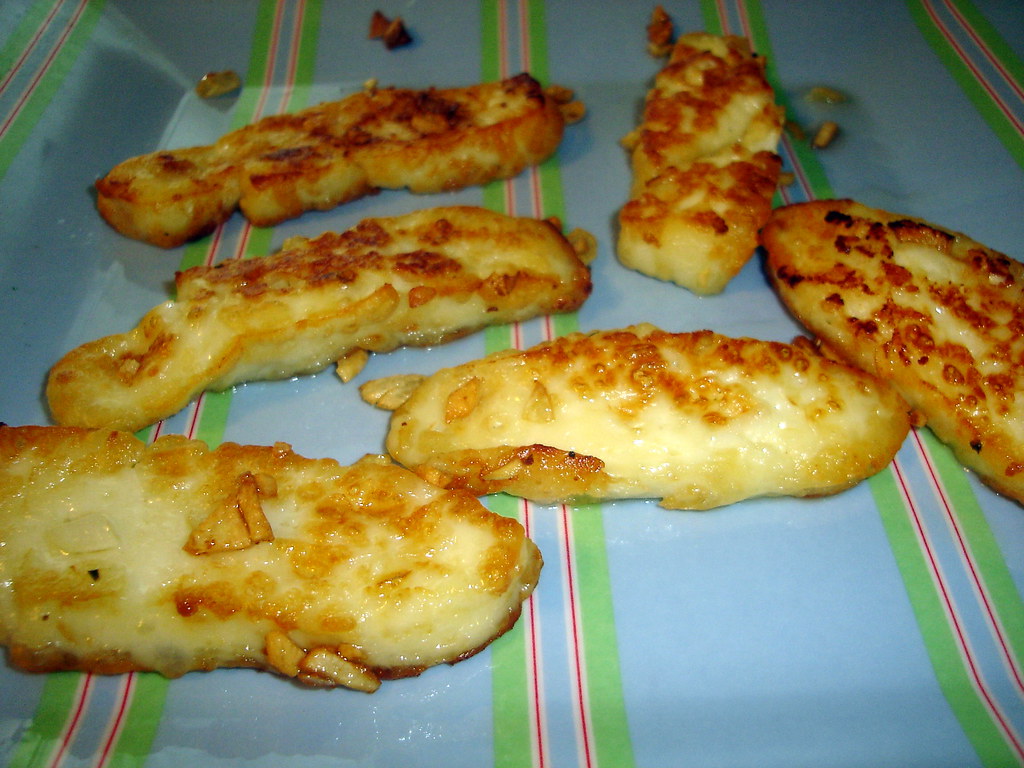 Pedaços de queijo dourados fritos servidos como petisco