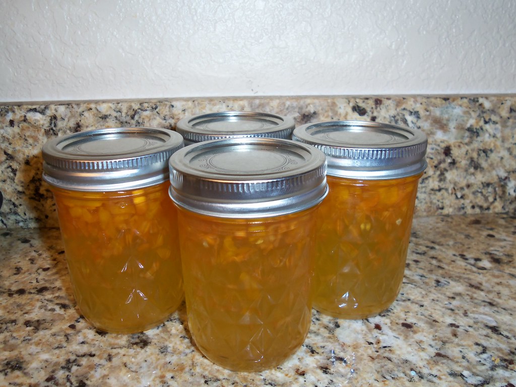 Potes de geleia de pimenta caseira para acompanhar os dadinhos