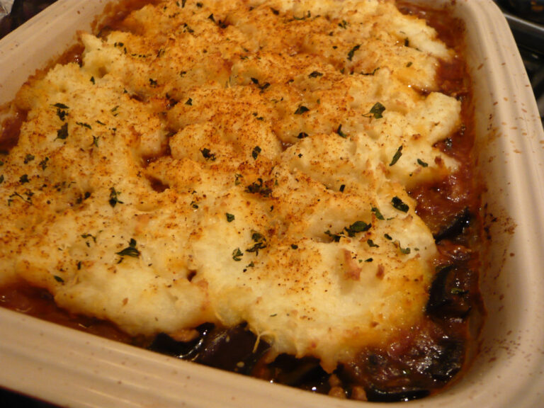 Escondidinho gratinado dourado no refratário saindo do forno