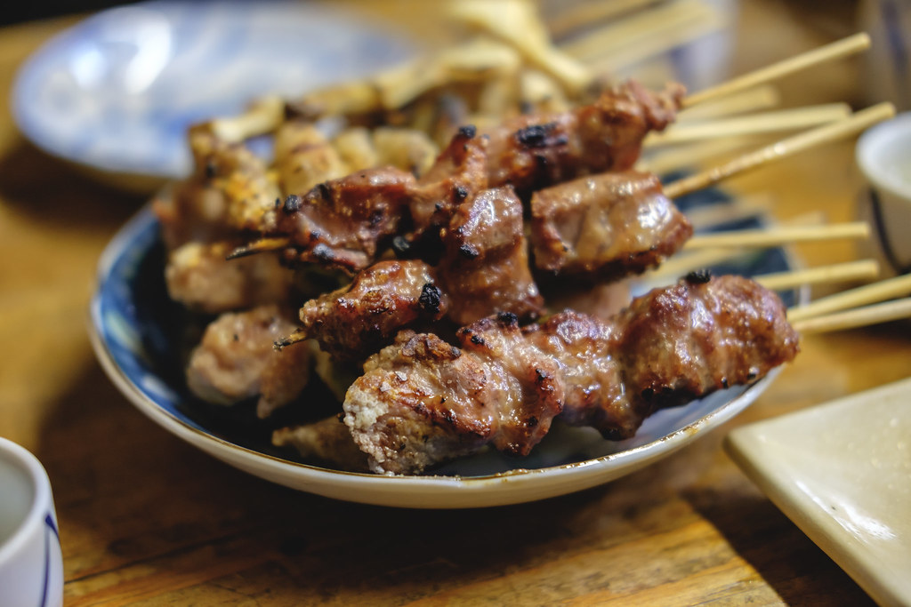 Espetinhos de carne grelhados e dourados prontos para servir