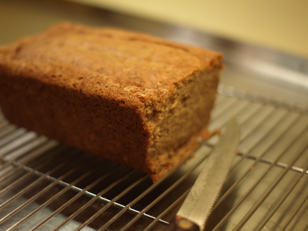 Bolo de banana inteiro esfriando sobre a grade