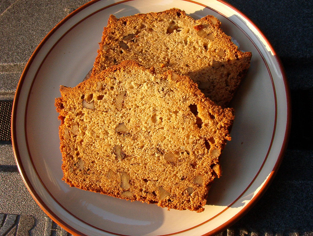 Duas fatias de bolo de banana com nozes em um prato