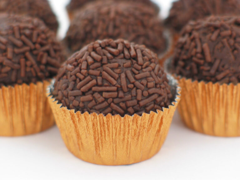 Brigadeiros com granulado de chocolate em forminhas douradas