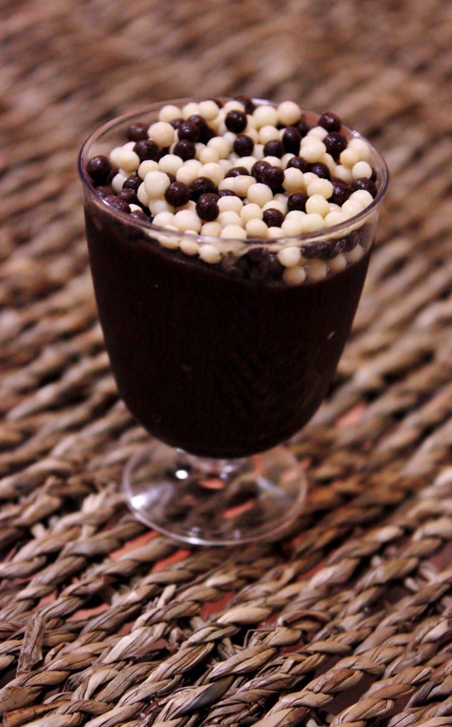 Brigadeiro de colher servido em taça com confeitos