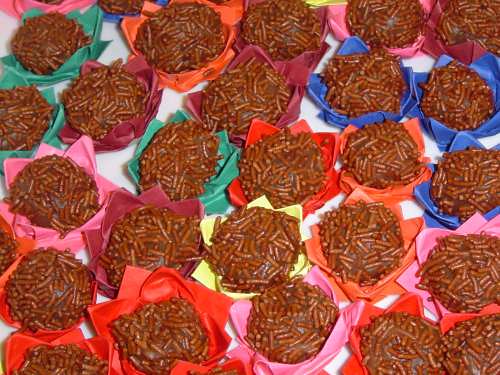 Brigadeiros em forminhas coloridas