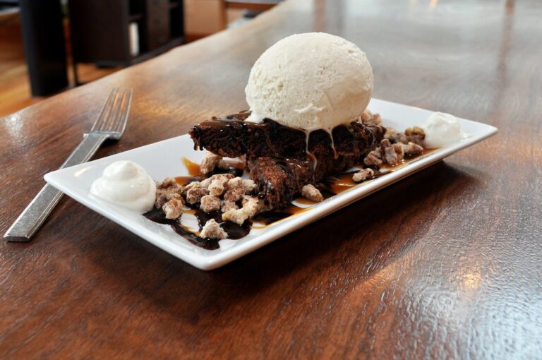 Brownie de chocolate servido com sorvete de creme