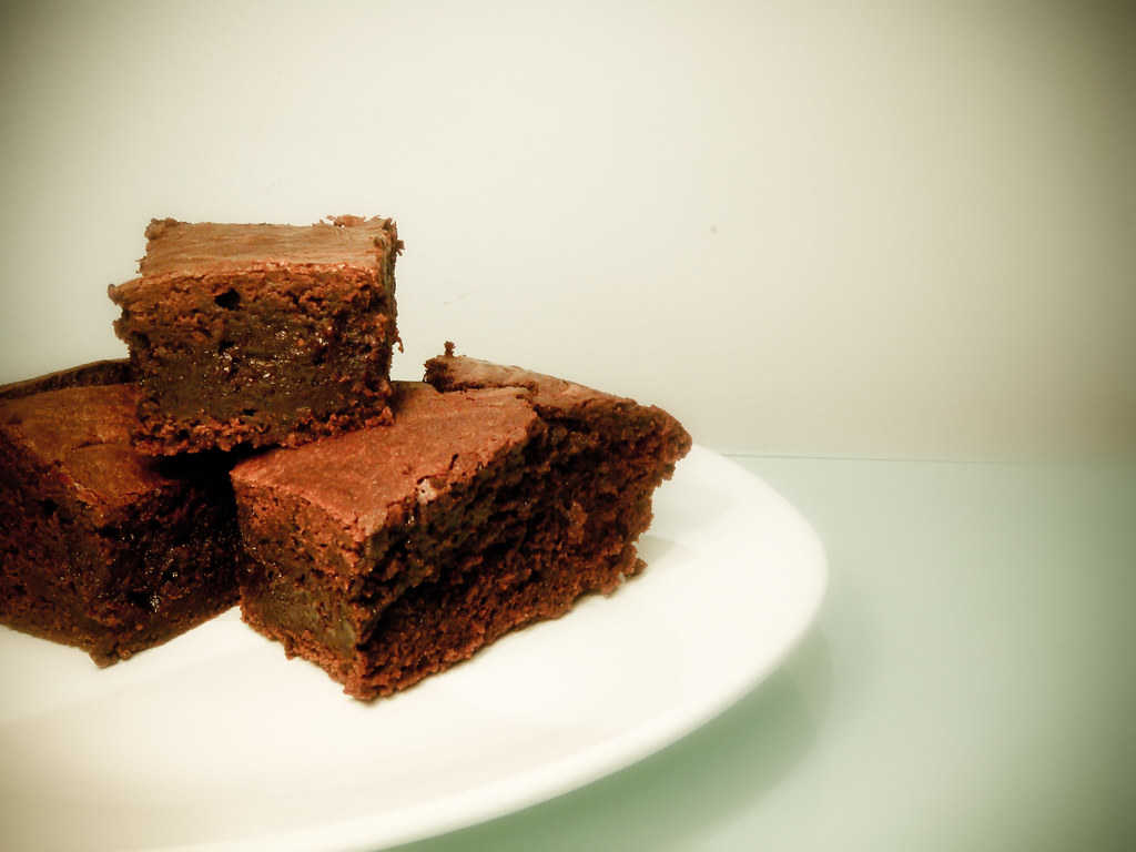 Pedaços de brownie de chocolate empilhados em um prato