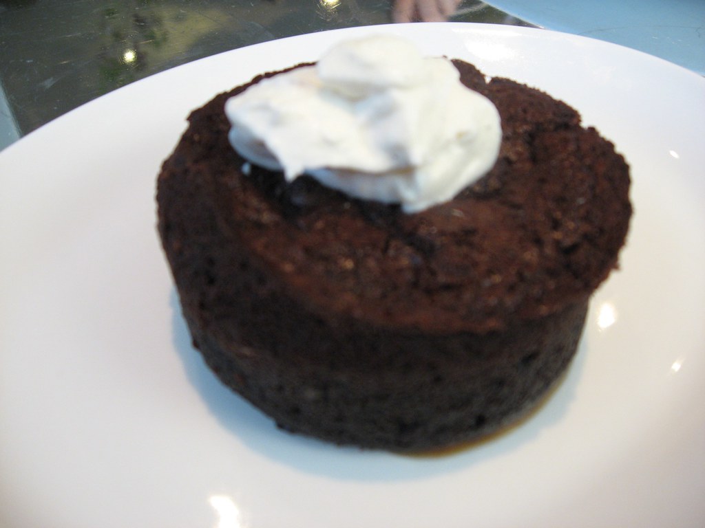 Bolinho de chocolate individual servido com chantilly